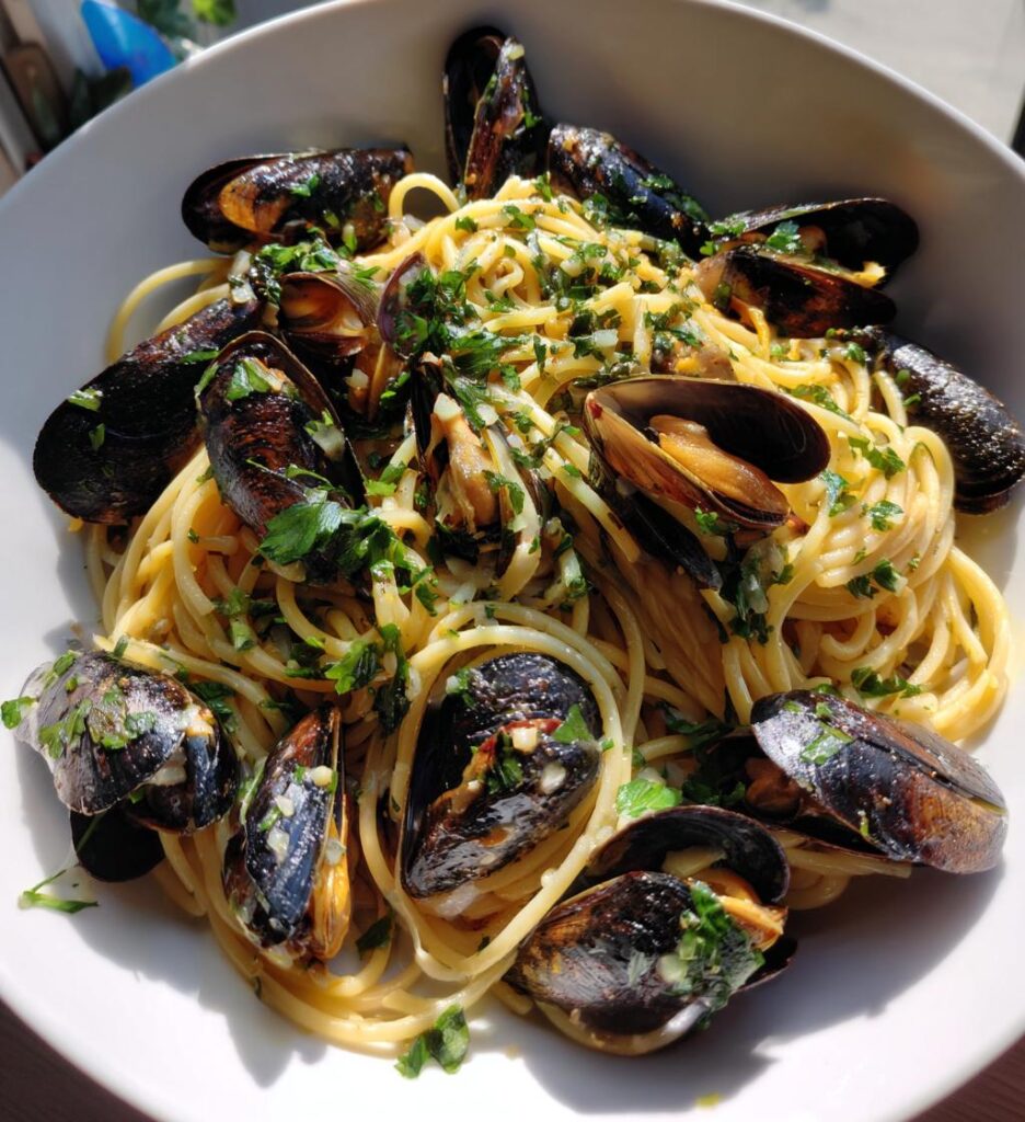 Speedy Spaghetti with Mussels, Garlic & Parsley